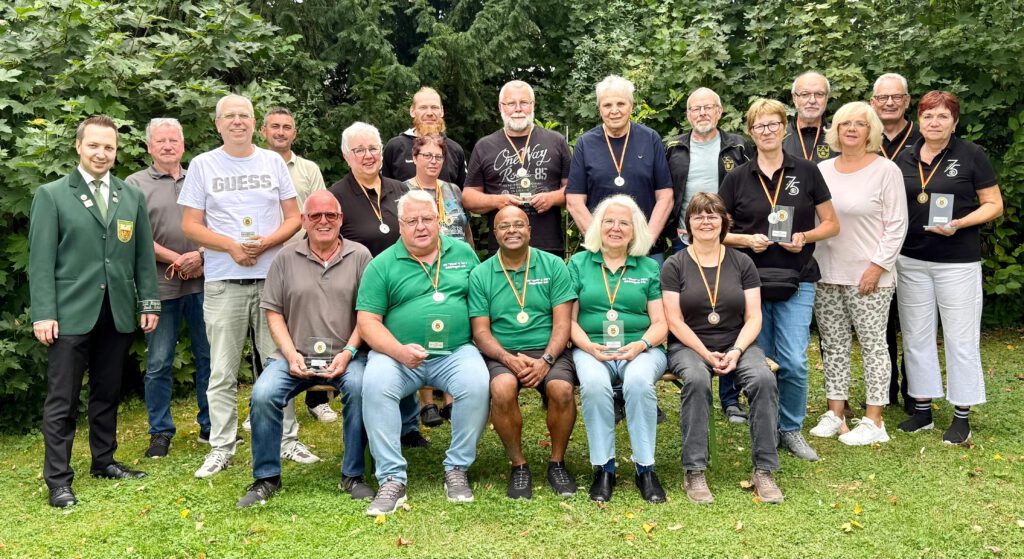 Gruppenfoto der Sieger in den Mannschafts- und Einzeldisziplinen